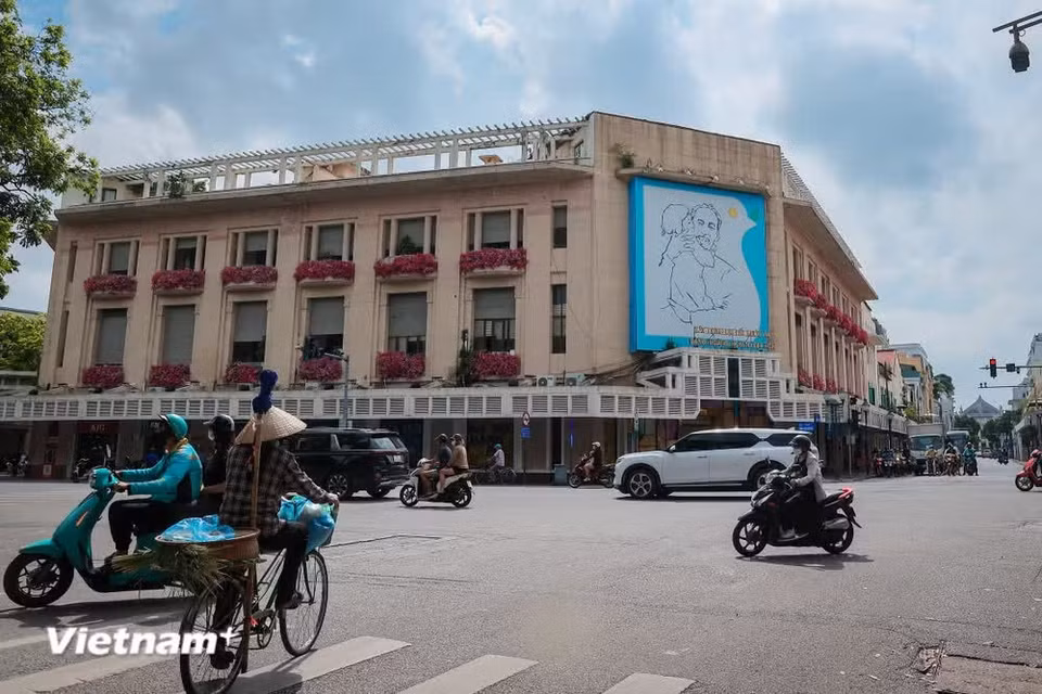 Accordingly, from July 1, the city has not imposed a blanket ban on petrol- or diesel-powered motorcycles, mopeds and cars throughout Ring Road No. 1. Restrictions apply only to specific areas, time periods and categories of vehicles, with the measures to be expanded according to the roadmap in 2027 and 2028. (Photo: VietnamPlus)