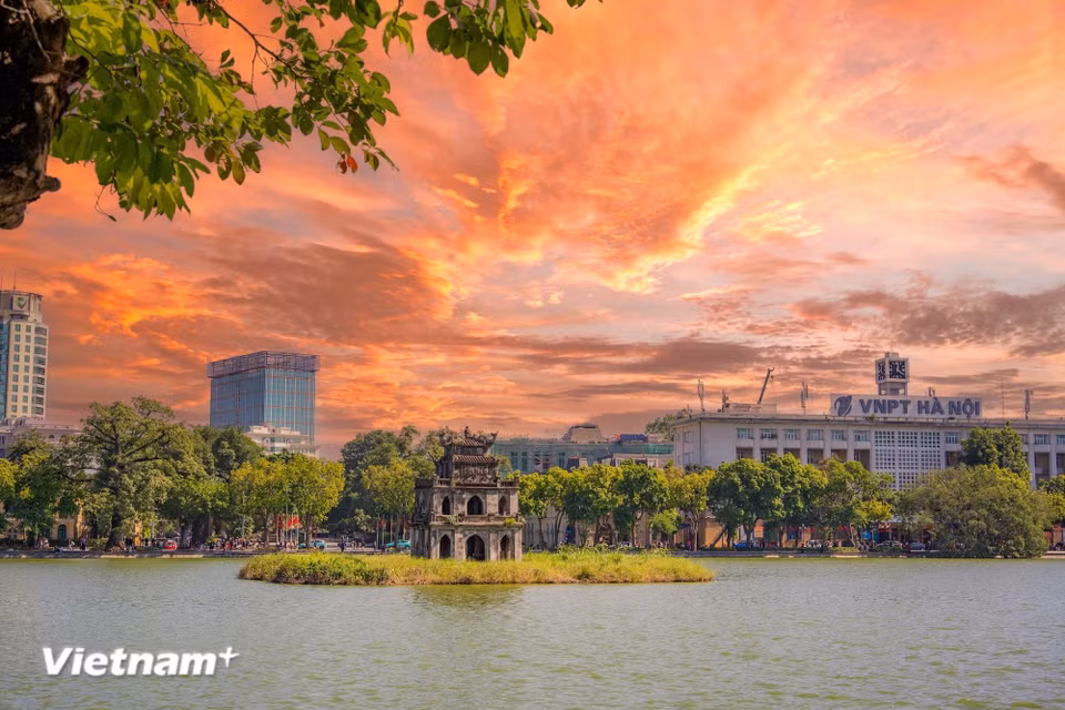 Sunset in Hanoi is among the city’s most unforgettable sights. Many even say Hanoi has a season known simply as the “season of sunsets.” (Photo: VietnamPlus)