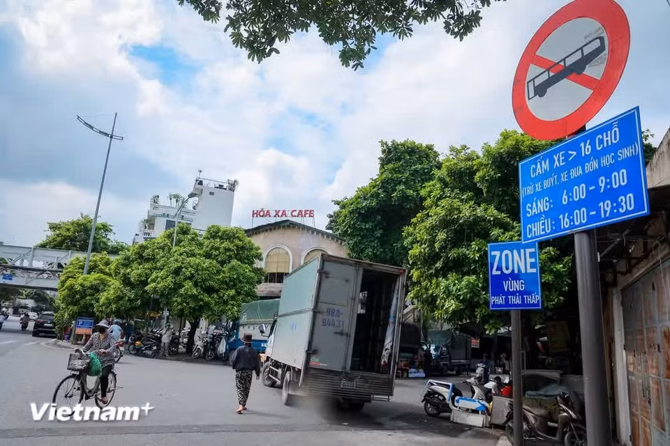Area 2 comprises the Old Quarter and areas surrounding Hoan Kiem Lake, bounded by Trang Thi, Tho Nhuom, Hang Bong, Phung Hung, Phan Dinh Phung, Hang Dau, Tran Nhat Duat, Tran Quang Khai, Trang Tien and Hang Khay streets. (Photo: VietnamPlus)