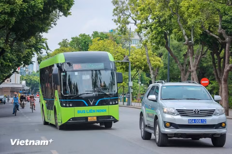 Alongside vehicle restrictions, Hanoi is stepping up measures to encourage residents to use public transport. From July 1, 2026 to June 30, 2027, passengers can travel free of charge on subsidised bus routes within Ring Road No. 1, excluding commercial and tourist buses. (Photo: VietnamPlus)
