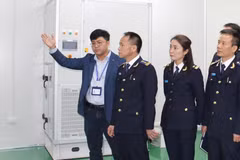 A representative of Sumika Electronic Materials Vietnam (VSIP Bac Ninh Industrial Park, Tu Son Ward) briefs the delegation from Customs Sub-department Region V on the company's operations. (Photo: báo bắc ninh)