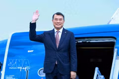 Prime Minister Le Minh Hung and a high-ranking Vietnamese delegation leaves Hanoi on October 8 for official visits to Laos and Cambodia. (Photo: VNA)