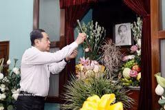 President of the National Assembly Chairman Tran Thanh Man offers incense in tribute to President Ho Chi Minh at House 67 in the Ho Chi Minh Relic Site within the President Palace complex in Hanoi on the afternoon of September 2. (Photo: VNA)