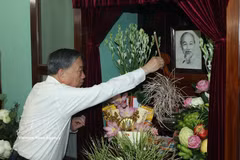 General Secretary of the Communist Party of Vietnam Central Committee and President To Lam offers incense in commemoration of the late leader at House 67 in the Ho Chi Minh Relic Site within the Presidential Palace complex in Hanoi on September 2. (Photo: VNA)