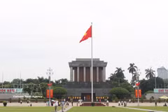 A large number of locals and tourists are visiting Ba Dinh Square these days. (Photo: VNA)