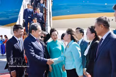 Chairwoman of the Vietnam - Mongolia Friendship Parliamentary Group (VMFPG) Judagiin Bayarmaam and Mongolian officials welcome President of the National Assembly Tran Thanh Man and his spouse at Chinggis Khan Aiport, Ulaanbaatar on September 9 noon (local time). (Photo: VNA)