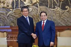 Prime Minister Pham Minh Chinh has a meeting with Japanese Ambassador to Vietnam Ito Naoki on the sidelines of an investment promotion conference in Thanh Hoa province on March 29 morning. (Photo: VNA)