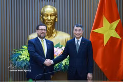 Prime Minister Le Minh Hung (R) welcomes Chilean Foreign Minister Francisco Pérez Mackenna in Hanoi on August 24. (Photo: VNA)