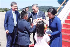 Party General Secretary To Lam and his spouse Ngo Phuong Ly arrive in Seoul on August 10 afternoon (local time). (Photo: VNA