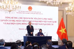 General Secretary of the Communist Party of Vietnam Central Committee To Lam and his spouse Ngo Phuong Ly meet with representatives of the Vietnamese community in Europe. (Photo: VNA)