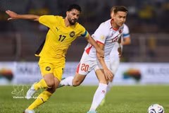 Vietnam’s Bui Hoang Viet Anh (No. 20) challenges Malaysia’s No. 17 as he attempts to break through. (Published by VNA)