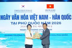 An An Giang leader presents gift to Park Chan A, First Secretary at the Republic of Korea Embassy in Vietnam and Director of the Korean Cultural Centre. (Photo: VNA)