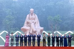General Secretary of the Communist Party of Vietnam Central Committee and President To Lam and delegates at the inauguration ceremony of the statue “Uncle Ho and the National Festival” (Photo: VNA)