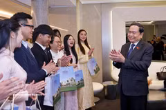 National Assembly Chairman Tran Thanh Man and the Vietnamese Students’ Association and outstanding Vietnamese students in Italy. (Photo: VNA)