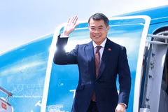 Prime Minister Le Minh Hung arrives at Techo International Airport in Phnom Penh on the afternoon of October 9, beginning an official visit to Cambodia at the invitation of Cambodian Prime Minister Hun Manet. (Photo: VNA)