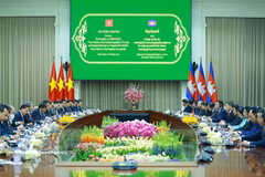 Prime Minister Le Minh Hung holds talks with his Cambodian counterpart Hun Manet in Phnom Penh on October 9. (Photo: VNA)