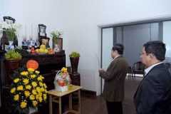 NA Chairman Tran Thanh Man offers incense in tributed to late Party General Secretary Nguyen Phu Trong (Photo: quochohoi.vn)