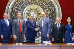 Vice Chairman of the National Assembly Tran Quang Phuong shakes hands with US Congressman John Moolenaar of Michigan at the meeting in Hanoi on May 28. (Photo: VNA)