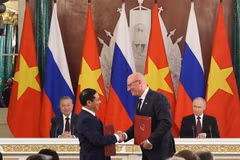 Party General Secretary To Lam and President Vladimir Putin witness Vietnamese Deputy Prime Minister and Minister of Foreign Affairs Bui Thanh Son (L) and Russian Deputy Prime Minister Dmitry Chernyshenko exchange the agreement on cooperation in the oil and gas sector and protocols governing the operations of the Vietsovpetro and Rusvietpetro joint ventures. (Photo: VNA)