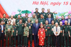 Party General Secretary To Lam and exemplary veteran revolutionaries, war heroes, and policy beneficiaries from northern Vietnam at the meeting in Hanoi on April 15 (Photo: VNA)