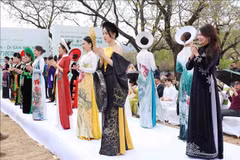 The 'ao dai' collection by designer Han Phuong at the fashion show (Photo: VNA)