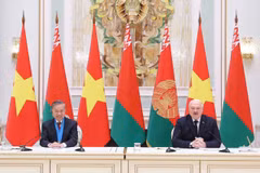 General Secretary of the Communist Party of Vietnam Central Committee To Lam (L) and President of Belarus Aleksandr Lukashenko at the press conference following their talks in Minsk on May 12. (Photo: VNA)