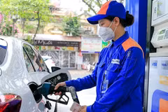 A worker at a fuel station in Hoan Kiem district, Hanoi. (Photo: VNA) 