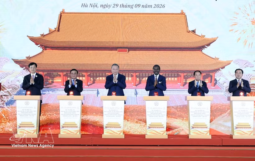 General Secretary of the Communist Party of Vietnam Central Committee and President To Lam (third, left) and officials launch the project on conservation, restoration and rehabilitation of Kinh Thien Palace on September 29. (Photo: VNA)