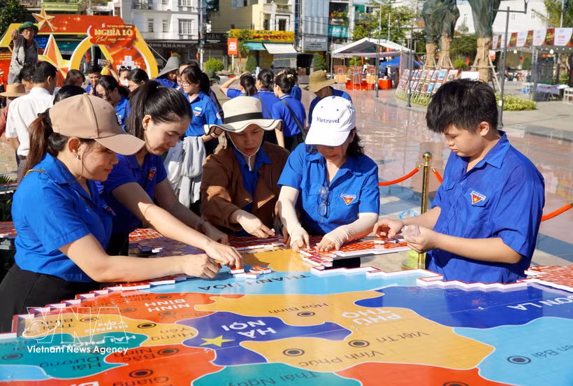 Students and local residents join hands to create a map of Vietnam from 8,100 national flags at Ba To Park in Nghia Lo ward, Quang Ngai province, on August 27, 2026. (Photo: VNA)
