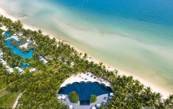 The Shell Pool by the shores of Kem Beach is one of the signature features of JW Marriott Phu Quoc Emerald Bay Resort. (Photo: Sun Group)