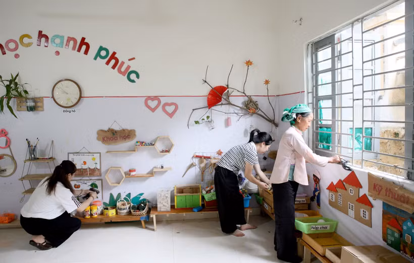 Teachers and parents clean a classroom at the Then Sin kindergarten in Sin Suoi Ho commune, Lai Chau province, to prepare for the new school year. (Photo: Lai Chau Newspaper)