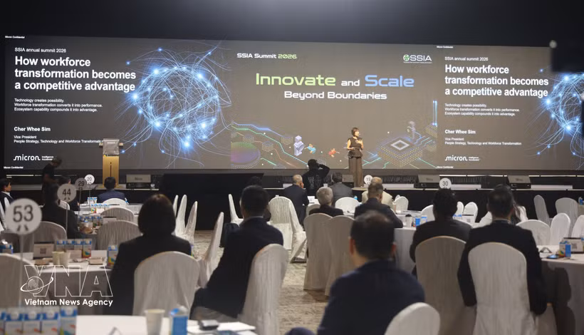 A discussion at the first Regional Student Talent Exchange Programme hosted by the Singapore Semiconductor Industry Association (SSIA) from September 23 to 25. (Photo: VNA)