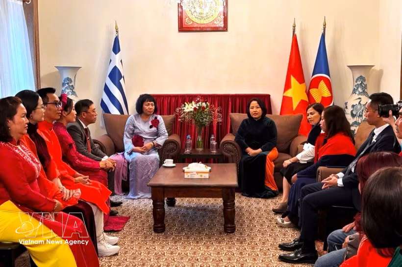 A delegation from the Vietnam Federation of UNESCO Associations (VFUA) led by Deputy Secretary General Nguyen Le Hang, has a meeting with the Vietnamese Embassy in Greece. (Photo courtesy of the embassy)