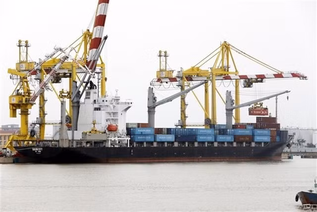 Containers are loaded onto a cargo vessel at a port in Hai Phong. (Photo: VNA)
