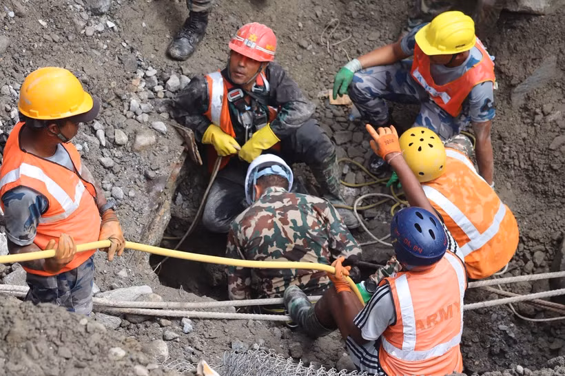 Rescuers strive to save workers trapped inside the Trishul 3A hydropower tunnel following flash floods in Rasuwa district, Nepal, on September 4, 2026. (Photo: XINHUA/VNA)