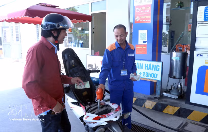 A customer purchases E10 biofuel at a Petrolimex station in Pho Hien ward, Hung Yen province (Photo: VNA)