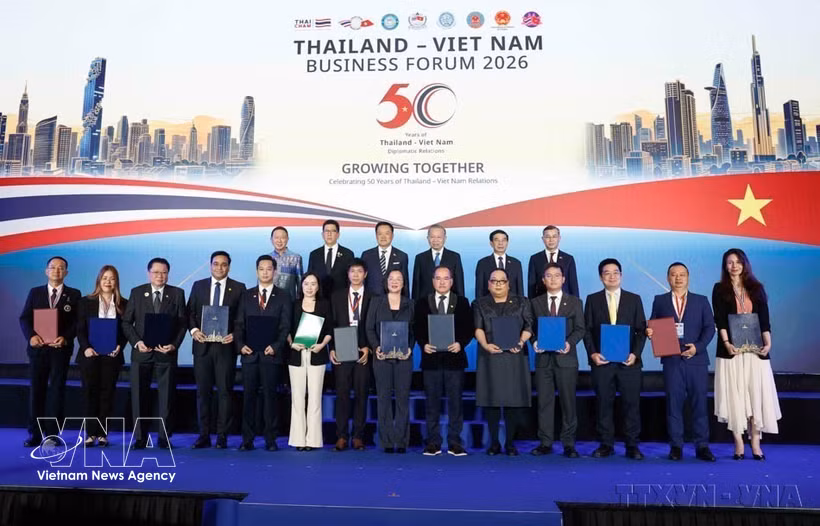 Party General Secretary and President To Lam, and Thai Prime Minister Anutin Charnvirakul witness the presentation of cooperation agreements between businesses of the two countries at the Thailand - Vietnam Economic Forum in Bangkok on May 28. (Photo: VNA)