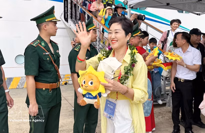 Cruise tourists arrive in Quang Ninh aboard the Adora Magic City cruise ship (Photo: VNA)
