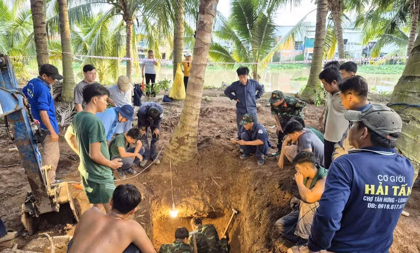 Members of Tra, K91 search for the remains of fallen soldiers in Ca Cai hamlet, Tan Thanh commune, Dong Thap province. (Photo published by VNA)