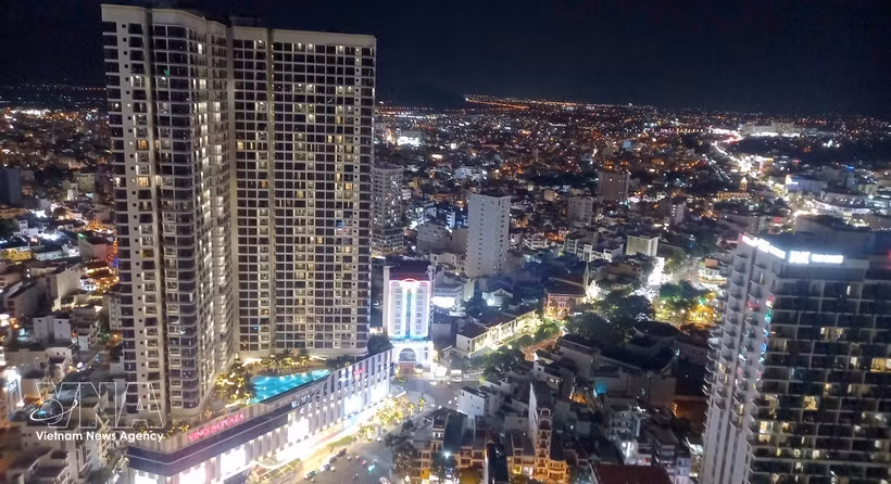 Nha Trang takes on a shimmering appearance at night, thanks to commercial housing and tourism projects. (Photo: VNA)