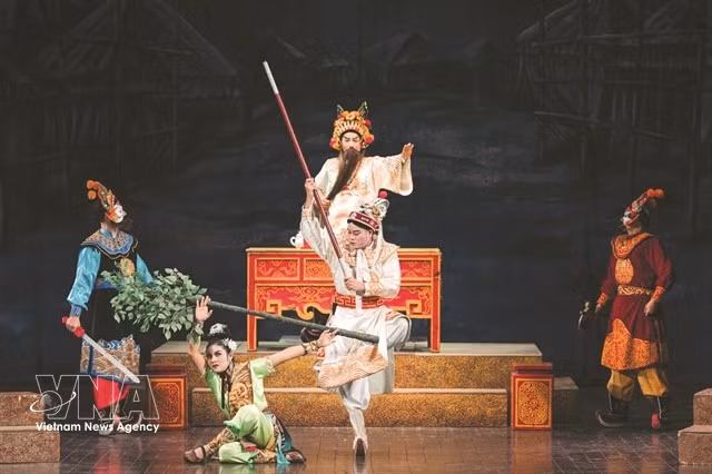 A scene in the classic 'tuong' production 'Moc Que Anh'. The production highlights the potential of traditional theatre to create captivating visual experiences for today’s audiences (Photo: VNA)