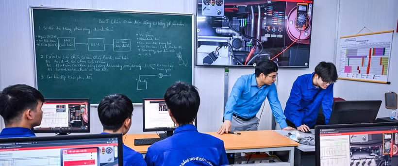 Hands-on training will create a sustainable talent pool for labour market restructuring (Photo: nhandan.vn)