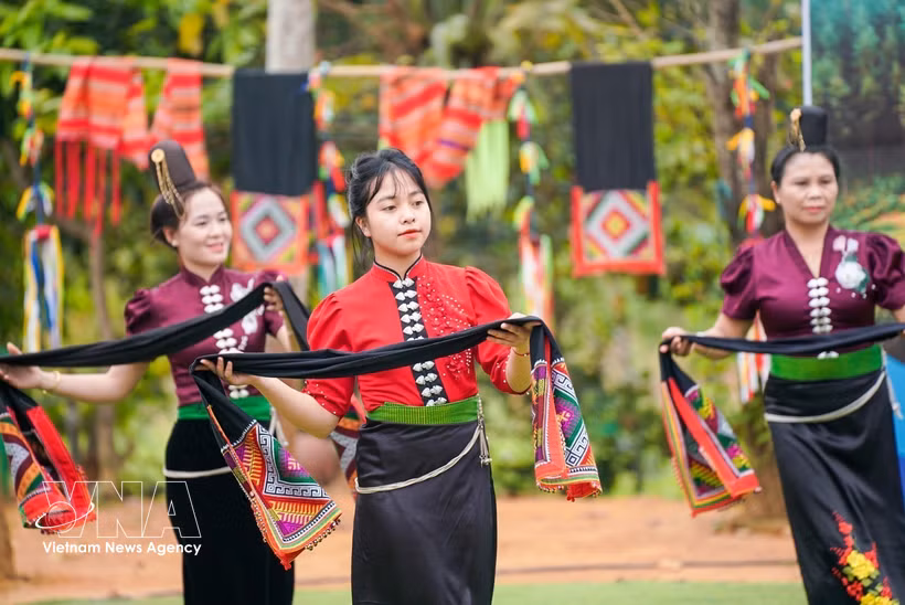 Thai ethnic women perform at a cultural activity at the Vietnam National Village for Ethnic Culture and Tourism. (Photo: VNA)