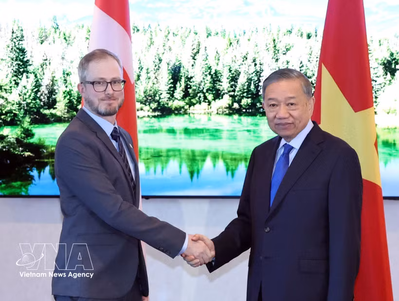 General Secretary of the Communist Party of Vietnam (CPV) Central Committee and President To Lam (right) meets with the Communist Party of Canada (CPC) Leader Drew Garvie on September 25. (Photo: VNA)