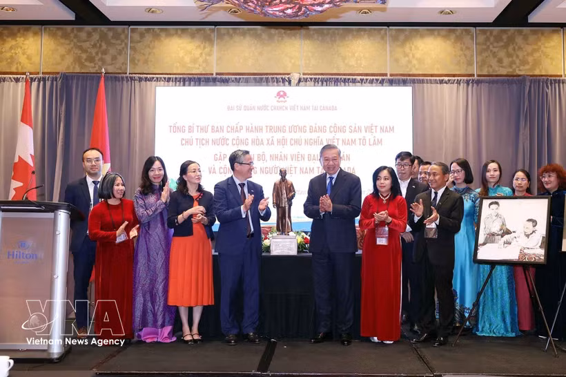 General Secretary of the Communist Party of Vietnam (CPV) Central Committee and President To Lam at the meeting with Vietnamese Embassy officials, staff and representatives of the Vietnamese community in Canada on the evening of September 25 (local time). (Photo: VNA) 