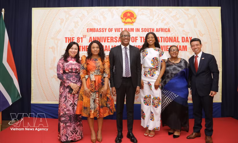Vietnamese Ambassador to South Africa Tran Trong Kien (first, right) and his spouse (first,left), along with South African Deputy Minister under the President's Office Kenneth Morolong (third, left) and other distinguished guests, at the ceremony (Photo: VNA)