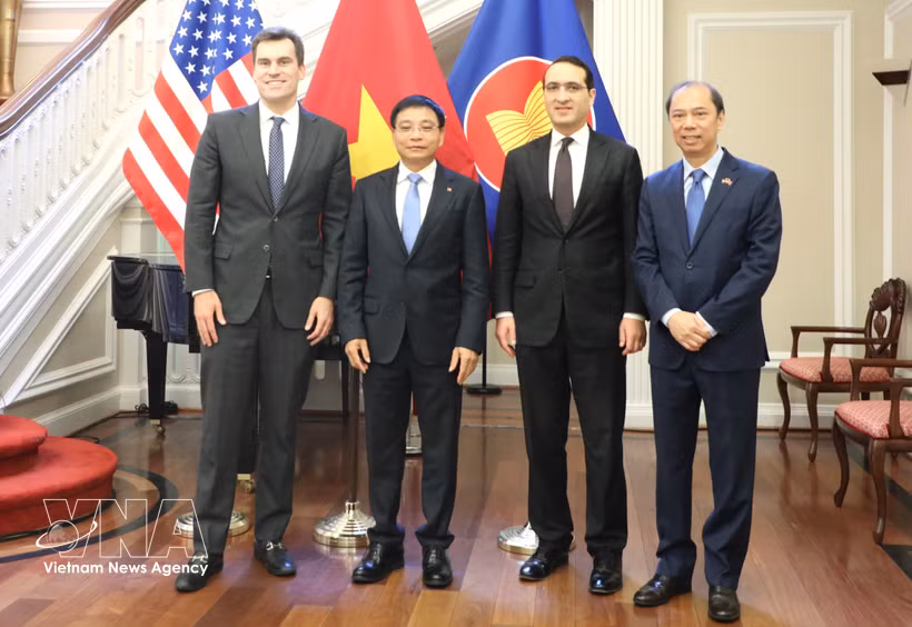 Deputy Prime Minister Nguyen Van Thang (second, from left) and US Department of Commerce officials, including Under Secretaries Jeffrey Kessler (second, from right) and William Kimmitt (first, from left). (Photo: VNA)