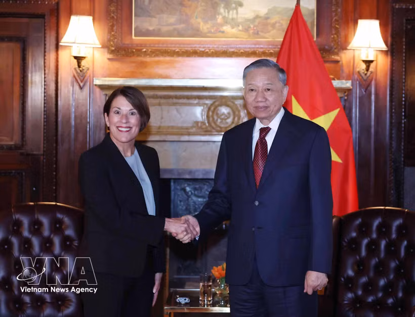 General Secretary of the Communist Party of Vietnam Central Committee and President To Lam (right) meets with Professor Sarah Anne Soule, Dean of Stanford Graduate School of Business at Stanford University, in New York on September 21. (Photo: VNA)