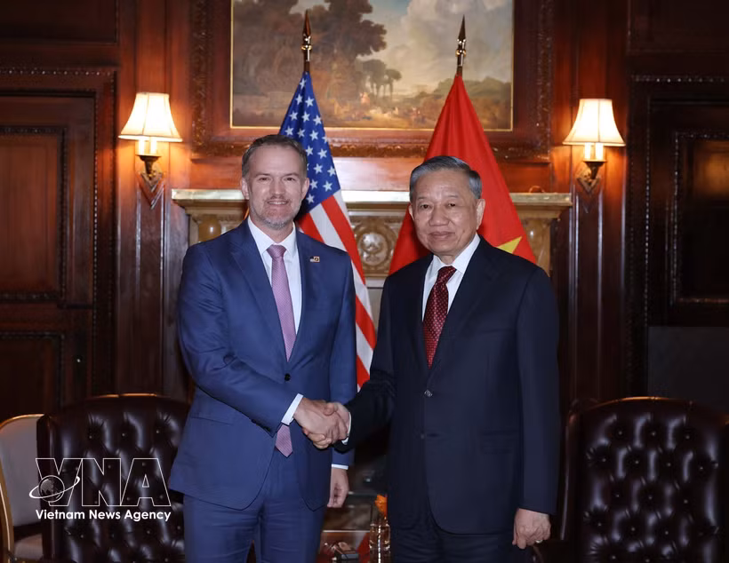 General Secretary of the Communist Party of Vietnam Central Committee and President To Lam (R) meets with US Trade Representative Ambassador Jamieson Greer in New York on the morning of September 21 (local time). (Photo: VNA)