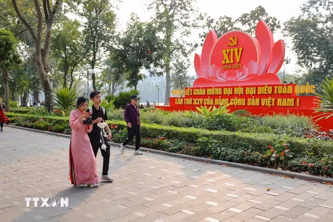 A sign in Hanoi's downtown area welcomes the 14th National Party Congress. (Photo: VNA)